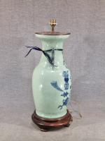 CHINE fin XIXe : Vase balustre en porcelaine à décor...
