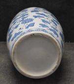 CHINE XXe : Grand vase en porcelaine bleu blanc à...