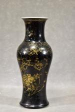 CHINE XIXe : Vase balustre en porcelaine émaillée noir, orné...