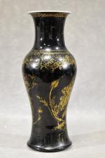 CHINE XIXe : Vase balustre en porcelaine émaillée noir, orné...