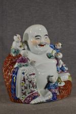 CHINE :  Bouddha rieur et ses enfants en porcelaine...