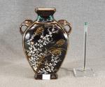 CHINE : Vase en porcelaine polychrome à décor de fleurs...