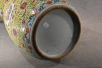 CHINE fin XIXe début : Vase en porcelaine décor Canton...