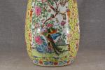 CHINE fin XIXe début : Vase en porcelaine décor Canton...