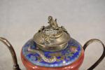 Petite theière chinoise en métal à décor de dragons en...
