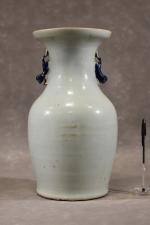Vase en porcelaine de Chine en camaïeu bleu à décor...