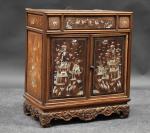 VIETNAM vers 1900 : Petit cabinet en bois ouvrant par...
