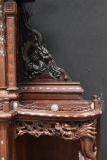 VIETNAM : Meuble en bois sculpté et incrusté de nacre...