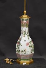 CHINE : Lampe en porcelaine polychrome à décor de fleurs,...