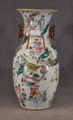 CHINE :  Vase en porcelaine polychrome à décor de...