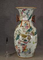 CHINE :  Vase en porcelaine polychrome à décor de...