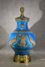 Pied de lampe en céramique bleue à décor de paons,...