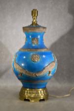 Pied de lampe en céramique bleue à décor de paons,...