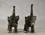 Paire d'éléphants en bronze à patine verte, h = 12,...