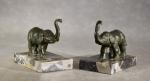 Paire de serre-livres "Eléphants" en bronze à patine verte, socle...