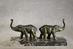 Paire de serre-livres "Eléphants" en bronze à patine verte, socle...