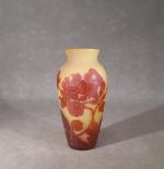 GALLE : Vase en verre gravé rouge de pommier du...