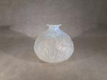 SABINO : Petit vase en verre moulé pressé blanc opalescent...