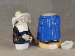 Tisanière en porcelaine polychrome figurant une religieuse tenant dans sa...
