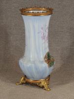 Vase en opaline à décor de végétal sur fond bleu,...