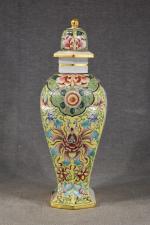 SAMSON : Vase couvert à décor chinoisant, h = 42