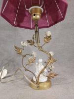 Elégante petite lampe en porcelaine ornée d'un chinois sous un...