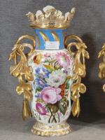 Paire de vases Napoléon III en porcelaine à décor de...