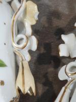 Paire de vases Napoléon III en porcelaine à décor de...