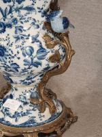 Grand vase blanc bleu en porcelaine à décor d'oiseaux, de...