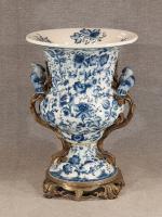 Grand vase blanc bleu en porcelaine à décor d'oiseaux, de...