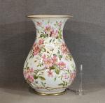 Grand vase pansu en porcelaine à décor de fleurs roses...