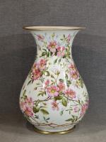 Grand vase pansu en porcelaine à décor de fleurs roses...