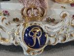 Important groupe en porcelaine polychrome figurant probablement Frédéric II, Roi...