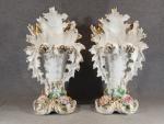 Paire de grands vases cornets en porcelaine polychrome, blanche et...