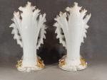 Paire de grands vases cornets en porcelaine polychrome, blanche et...