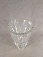 SAINT-LOUIS : Important vase en cristal taillé (traces d'utilisation), h...