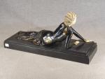 MENNEVILLE "Jeune femme alanguie" sculpture en régule et ivoirine, à...