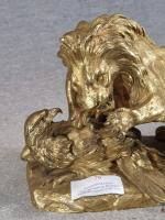 BARYE "Lion attaquant un aigle" bronze à patine dorée, signé,...