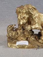 BARYE "Lion attaquant un aigle" bronze à patine dorée, signé,...