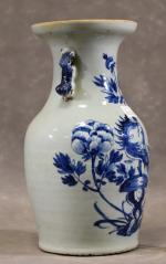 CHINE : Vase en porcelaine en camaïeu bleu à décor...