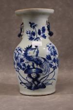 CHINE : Vase en porcelaine en camaïeu bleu à décor...