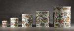 Cinq boites gigognes en porcelaine de Canton, décor polychrome d'oiseaux...