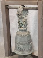 Cloche Extrême-orientale (chnoise?) en bronze, à décor de divinités et...