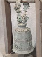 Cloche Extrême-orientale (chnoise?) en bronze, à décor de divinités et...