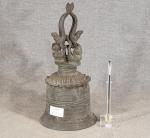Cloche Extrême-orientale en bronze à décor de dragons, h =...