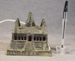 Veilleuse figurant le Temple d'Angkor en métal, milieu XXe