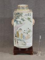Vase en porcelaine polychrome de Chine à décor de paysage,...