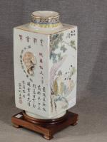Vase en porcelaine polychrome de Chine à décor de paysage,...