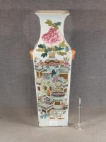 Grand vase en porcelaine de Chine polychrome à décor de...