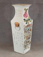 Grand vase en porcelaine de Chine polychrome à décor de...